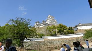 天守閣は4列行列で、30分かかり、入場から出てくるまで1時間ちょっとでした。
