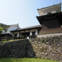 岩村城藩主邸跡　太皷櫓と表御門
