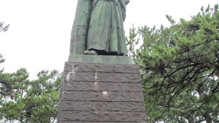 海に向かって立っています