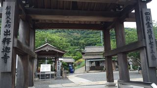 境内はこじんまりしています