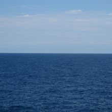 青い日本海が延々と広がっています。山形の沖合にて。
