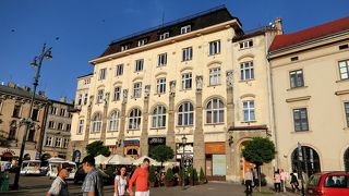 広場を取り巻く建物がとても美しいです。