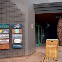 いくつかのレストランが併設されています