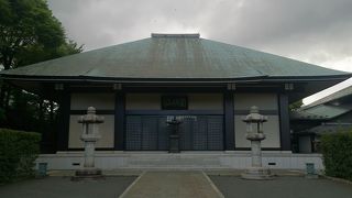 新しいですが存在感のある本堂