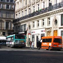 このように市バスのバス停の後ろにオレンジ色のイージーバス