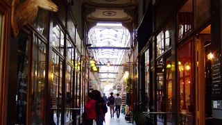 映画 『地下鉄のザジ』 のロケ地、大革命までは郵便馬車の発着所だった　Passage du Grand Cerf (2区)