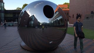 レストラン・カフェなども充実した美術館