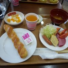 朝食の一部。もっといっぱい種類ありました。