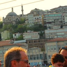 段々畑の様に家が立ち並ぶ新市街の様子