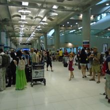 人通りの多いスワンナプーム国際空港１階８番出口辺り…