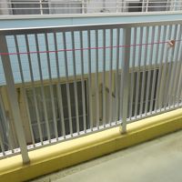 ベランダに干す用のヒモと洗たくばさみがあります