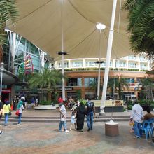 「バングラ通り」側から、入口辺りをパチリ