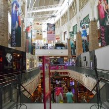 「シラン・ブールバード」、その階下にはフードコートもあります