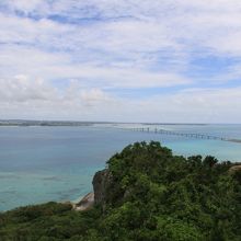 2015年に開通した伊良部大橋が一望できます