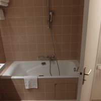 バスルームとトイレがドアで仕切られています。