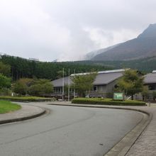 警戒範囲の外から望む