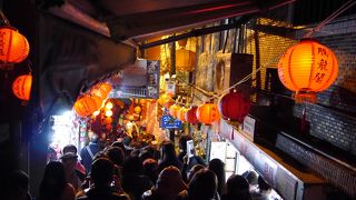 混雑の階段を通り抜け。