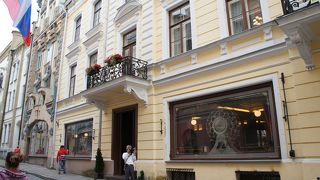 「長い」賑やかな通り