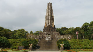 異様な雰囲気を醸し出す平和の塔、そしてはにわ！