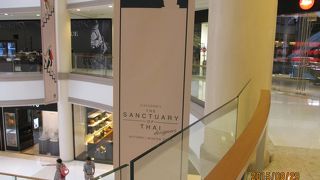 チットロム駅直結の高級ブティックが並ぶショッピングモール