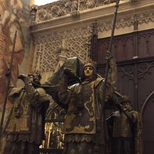 大聖堂内部のコロンブスの棺