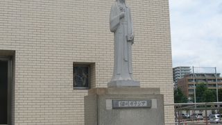 ガラシャ夫人の像や絵などが飾られています