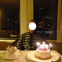 父のバースデーを祝いました。窓から都庁の夜景がみえます。