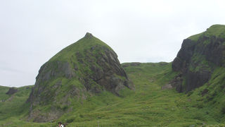 桃岩と猫を見る展望台。レンタカーでいける駐車場もあります。