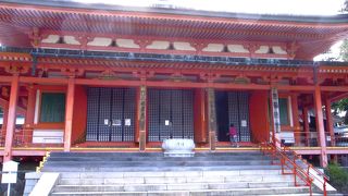 長く細かい階段の上にあります