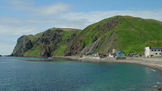 海岸におりて砂浜をみると、メノウを見つけることができます。
