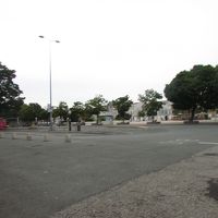 長距離バス停。レ島行きは写真左手奥。