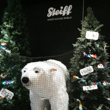 原寸大のシロクマなどが出迎えてくれます。