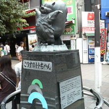 駅付近には金券ショップなど便利なお店が多いです。