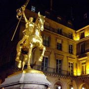 1429年9月8日の 古戦場 (サントノーレ門) 近くに立つ ジャンヌ・ダルク像　Statue de Jeanne d'Arc (1区)