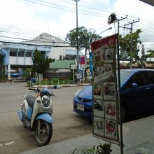 正面は旧バスターミナルの建物です