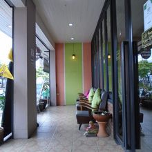 お店の前は喫煙スペースになっています