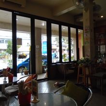 清潔な店内、床にはワンちゃん…ここに来るとホッとします