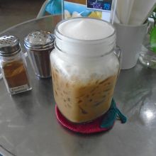 アイスカプチーノ、シナモンパウダーな緑が添えられました