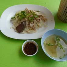 食事をしつつバスを待ちました