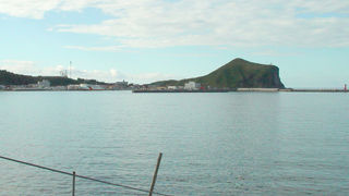 鴛泊港のすぐ目の前にある高さ93mのペシ岬