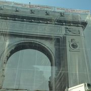 パリの凱旋門をまねて作られたそうです。現在修復中！