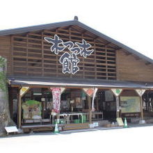 大きな木造の建物