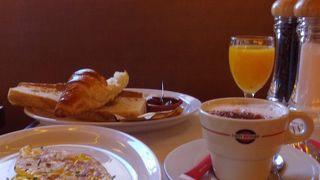 日曜日の朝は、モンマルトルで朝食を