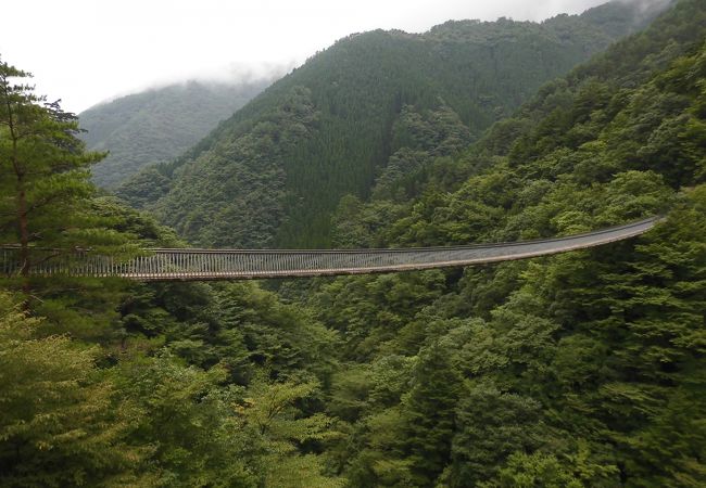 吊り橋の向こうには滝