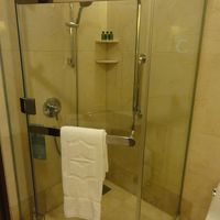 扉から水が漏れました