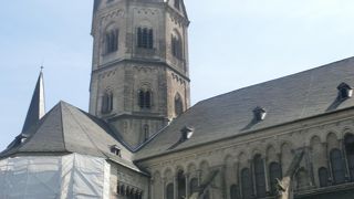 守護聖人の墓の上に建つ市のシンボル