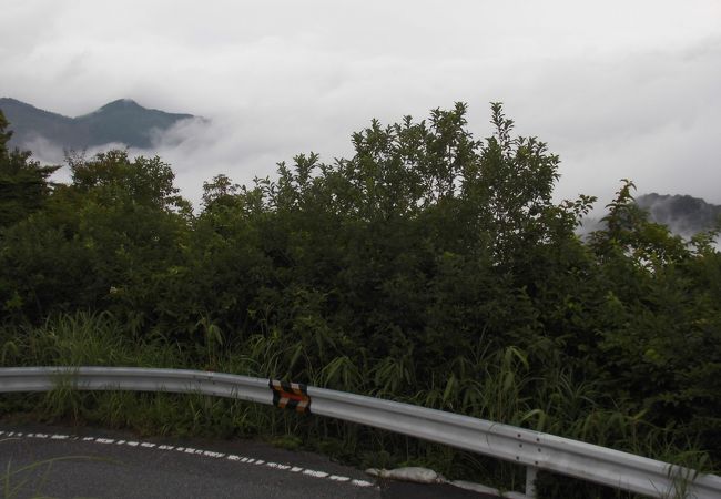 雲に隠れた山々