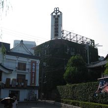 浅草寺・花やしき遊園地の建つレジャービル。