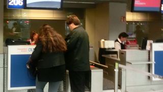 航空会社、搭乗手続きカウンターは日替わり