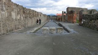 東西に走るメインの通りです